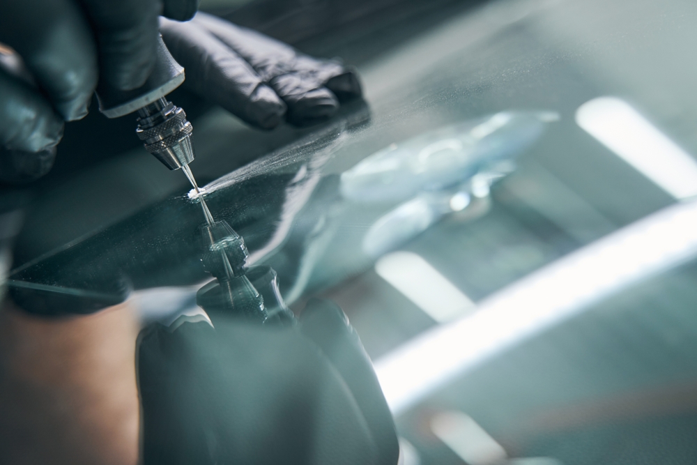 Service,Worker,Check,Crack,On,Car,Window,Closeup.,Windshield,Repair